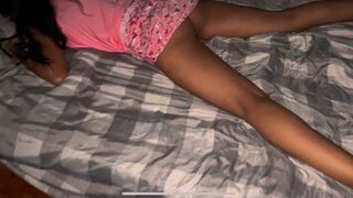 Min brors kompis stannar hemma, kommer in i mitt rum, knullar min fitta, faller i mina byxor