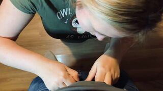 Dum bitch med en dick i munnen