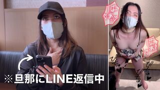Vacker fru står med ekorre i pov japansk amatör video