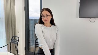 Hot ava arbetar hårt för att få jobbet och fyller munnen
