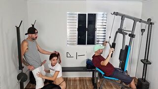 Exklusiv, en fru knullar sin man hårt bakifrån i gymmet!