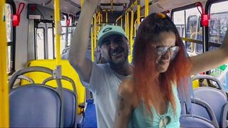 De knullar en utländsk skolflicka på bussen!