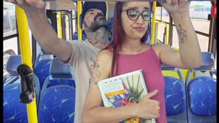 Tonåring flicka knullad av en främling i en offentlig buss