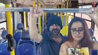 Studentflickan blir knullad av en främling på bussen bakifrån!