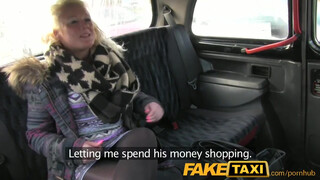 FakeTaxi - ung flicka suger av gammal taxichaufför