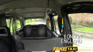FakeTaxi-fitta på väg att bli porrstjärna visar vad hon kan göra
