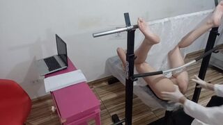 Röd tonåring amatör öppnar för perverterad gynekolog