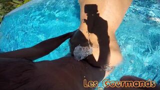 Wild fuck i poolen med enorma falska dick och flera orgasmer