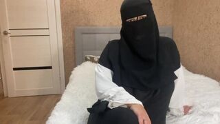 Varm arabisk milf ger läckra instruktioner till hans styvson
