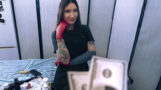 Sexig sjuksköterska i latexhandskar hjälper sin patient att ge spermaprover