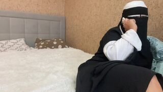 Arabisk fru pratar i telefon och rör henne fitta till orgasm