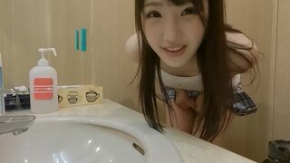 Söt japansk tjej knullad i ett vanligt café med leksaker och blåsa jobb