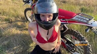 Hot biker chick suger cykeln i enduro fältet