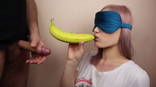 Små styvsyster som spelar i fruktspelet blindfolded