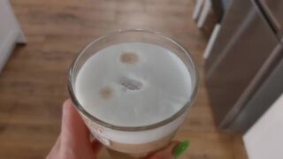 Horned make dricker kaffe med smaken av spermier efter att hans fru sug sin vän och hans mun matades upp