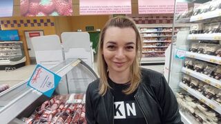 Jag träffade honom shopping, han suger i offentlig wc, och han sväljer jättesquirt