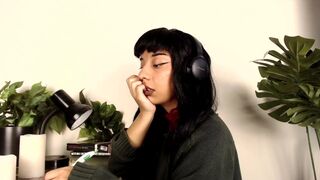Teenage Asian Girl tar en paus från att studera för en vild onani med en falsk kuk