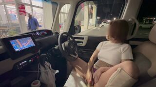 Pervert, storbröstad milf onanerar i bilen offentligt, även om en ung kille kan se