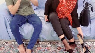 Hot milf jävla en främlings dick medan han stirrar på sin makes telefon