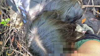 Risky offentlig knull och tarmar på sidan av vägen