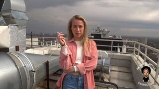 Hot bitch sväljde nästan kuken på gatan