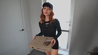 Sexig skolflicka kurir åt min pizza och jag knullade hennes tight fitta
