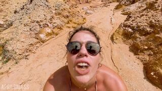 En stark gul kissa på den offentliga stranden och fyller mitt ansikte på Brasiliens kust