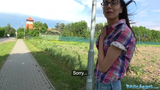 Public Agent - blyg tonårsflicka på ängen