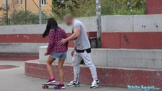 Offentligt ombud - Apolonia Lapiedra och hennes pojkvän