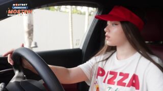 Jag knullade pizza tjejen för att vara sen, och jag belönade hennes fitta med en stor smak
