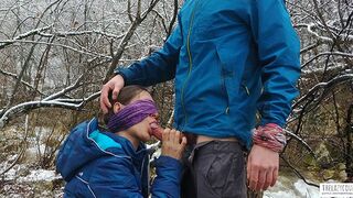 Offentlig blowjob och kuk intag på stranden av bergsfloden