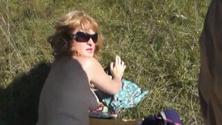 Wild Beach pervert kikar på en sexig blond milf medan sola naken, slå hårt kuk och spritzing i ett puls