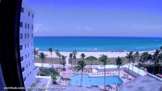 Naken på Miami Beach, hotellrum fönster på havet