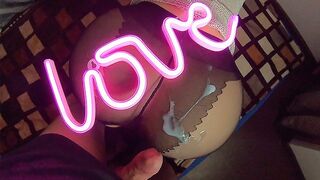 Amatör par sensuell knull under det rosa ljuset i pov
