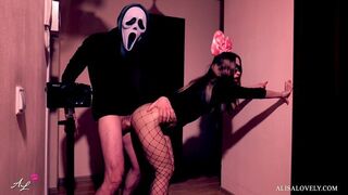 Maskerad galen knulla den bruna flickan framför spegeln - Halloween roll spela fetisch dubbelspel