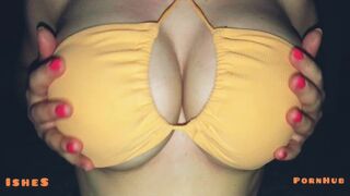 Titty i poolen i en sexig bh
