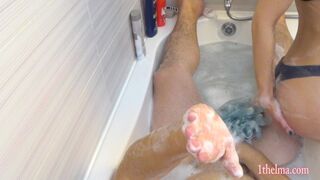 Känslig orgasm i ett badkar i en pov