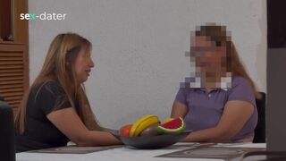 Varm mogen kvinna fingrade ung lesbisk fitta medan hon njuter av hennes spritzing