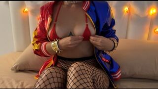 Ufo knullar den heta Harley Quinn i en röd mikrovågs bikini i varje hål