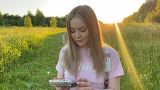 Färsk fru lurade på sin man med en skog i varje hål