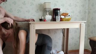 Han gav mig ett snabbt slagjobb under bordet