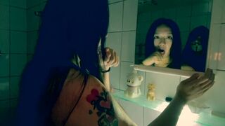 Wild Asian cosplay bitch fylld med kondomer