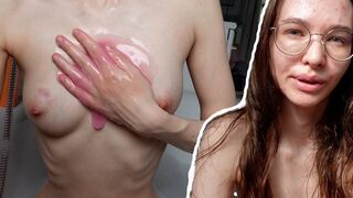 Perfekt mager tonårsflicka tvättar sin lilla kropp och rakar hennes jätte fitta läppar
