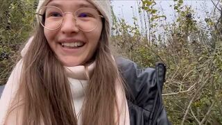 Wild 18-årig tonåring pissar i det öppna med jätte fitta