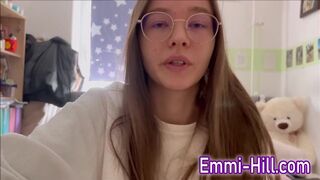 Teenage bitch får ett hårt finger och sprayer!
