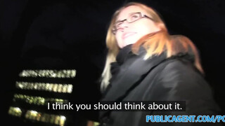 PublicAgent - blond collegetjej låter sig också gå