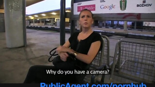 PublicAgent - ledsen flicka som väntar på ett tåg