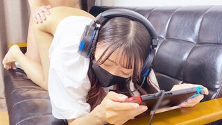 Tonåring Asiatisk flicka darrar med orgasmer under spelet, och sedan blir knullad hårt och fullt