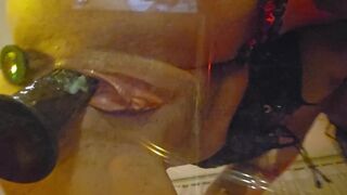 Black dildo fuck i underkläder med spray orgasm på glasbordet