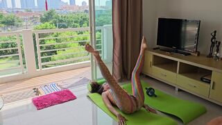 Naken yoga hemma med en selfie - färgerna på yoga